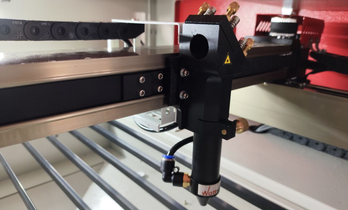 Laser head on enclosed motion module for CO2 Wattsan